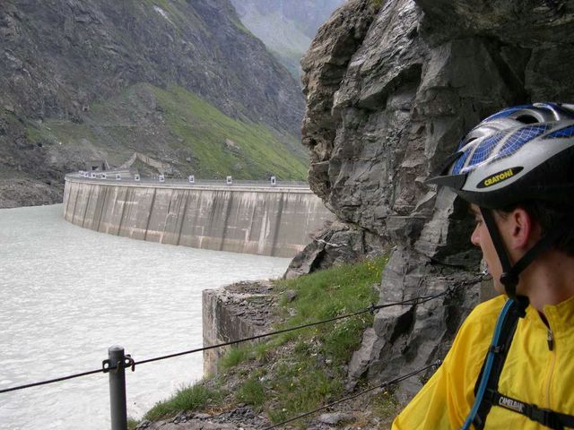 une arrivee d eau sous la montagne pour la centrale de Fionnay